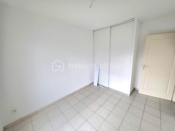 Au sein de la résidence sécurisée " Le clos Mireio " à Montélimar, maison de 83 m² sur 2 niveaux.

Au RDC entrée, WC indépendant, cuisine et séjour donnant accès sur le terrain d'environ 120 m², vous disposez également d'un garage et d'un stationnement privatif.

A l'étage, 3 chambres et salle de bain avec douche, WC indépendant.

Mitoyenneté par le garage uniquement.

Résidence sécurisée avec piscine.

Double vitrage, volets roulants, chauffage électrique, fibre optique, peintures neuve. 

Charges de copropriété :  100 € / mois

Taxe foncière : 1 260 € / An

Info contact : Mickaël GAUDISSARD  / 06 40 52 43 96