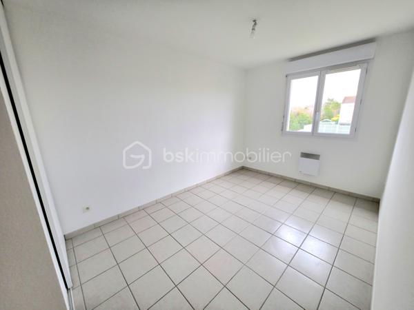 Au sein de la résidence sécurisée " Le clos Mireio " à Montélimar, maison de 83 m² sur 2 niveaux.

Au RDC entrée, WC indépendant, cuisine et séjour donnant accès sur le terrain d'environ 120 m², vous disposez également d'un garage et d'un stationnement privatif.

A l'étage, 3 chambres et salle de bain avec douche, WC indépendant.

Mitoyenneté par le garage uniquement.

Résidence sécurisée avec piscine.

Double vitrage, volets roulants, chauffage électrique, fibre optique, peintures neuve. 

Charges de copropriété :  100 € / mois

Taxe foncière : 1 260 € / An

Info contact : Mickaël GAUDISSARD  / 06 40 52 43 96