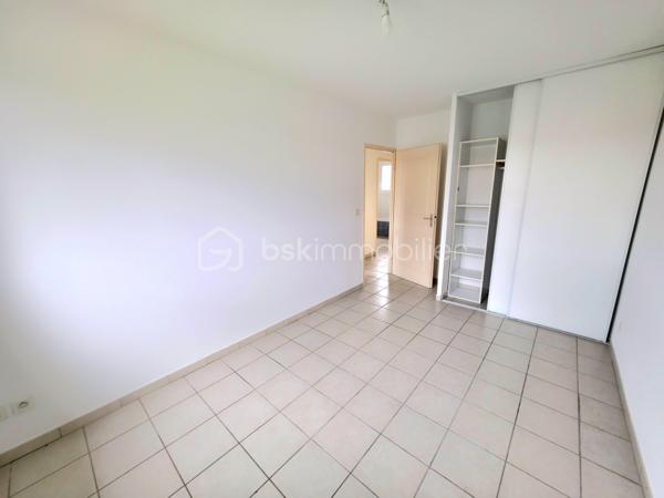 Au sein de la résidence sécurisée " Le clos Mireio " à Montélimar, maison de 83 m² sur 2 niveaux.

Au RDC entrée, WC indépendant, cuisine et séjour donnant accès sur le terrain d'environ 120 m², vous disposez également d'un garage et d'un stationnement privatif.

A l'étage, 3 chambres et salle de bain avec douche, WC indépendant.

Mitoyenneté par le garage uniquement.

Résidence sécurisée avec piscine.

Double vitrage, volets roulants, chauffage électrique, fibre optique, peintures neuve. 

Charges de copropriété :  100 € / mois

Taxe foncière : 1 260 € / An

Info contact : Mickaël GAUDISSARD  / 06 40 52 43 96