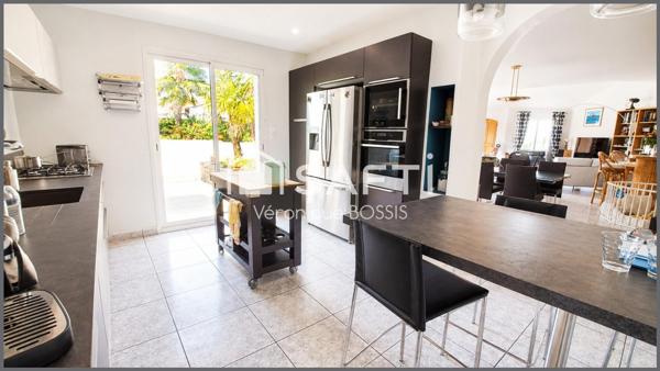 MOUILLERON-LE-CAPTIF – BELLE PROPRIÉTÉ DE 205 m² – PISCINE – 1 217 m² DE TERRAIN PAYSAGÉ