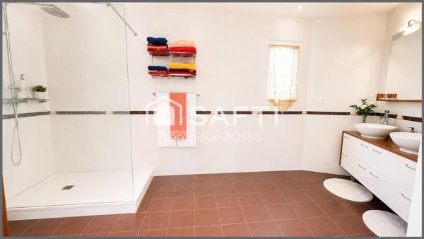 MOUILLERON-LE-CAPTIF – BELLE PROPRIÉTÉ DE 205 m² – PISCINE – 1 217 m² DE TERRAIN PAYSAGÉ