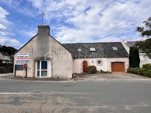 Châteaulin – Maison de 85 m² avec local commercial de 100 m²

Idéalement situé à Châteaulin, à quelques minutes à pied du centre-bourg, cet ensemble immobilier offre une belle opportunité pour un artisan, un commerçant, une profession libérale ou un investisseur souhaitant associer activité professionnelle et habitation.

La partie habitation, d'une superficie d'environ 85 m², comprend 3 chambres et un garage de 22m2, offrant un cadre de vie pratique.

Attenant à la maison, le local commercial d'environ 100 m² se compose de deux espaces distincts :

- un magasin avec bureau, idéal pour l'accueil de la clientèle,
- un atelier, parfaitement adapté à une activité artisanale, de stockage ou de production.

À l'extérieur, plusieurs places de stationnement privatives facilitent l'accueil de la clientèle comme le stationnement des occupants.

Son emplacement constitue un véritable atout : implanté sur un axe passant Châteaulin–Crozon, le bien bénéficie d'une très bonne visibilité, tout en restant proche des commerces et services accessibles à pied.

Un bien rare offrant de nombreuses possibilités d'exploitation. À découvrir sans tarder !