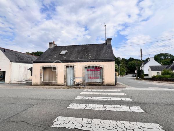 Châteaulin – Maison de 85 m² avec local commercial de 100 m²

Idéalement situé à Châteaulin, à quelques minutes à pied du centre-bourg, cet ensemble immobilier offre une belle opportunité pour un artisan, un commerçant, une profession libérale ou un investisseur souhaitant associer activité professionnelle et habitation.

La partie habitation, d'une superficie d'environ 85 m², comprend 3 chambres et un garage de 22m2, offrant un cadre de vie pratique.

Attenant à la maison, le local commercial d'environ 100 m² se compose de deux espaces distincts :

- un magasin avec bureau, idéal pour l'accueil de la clientèle,
- un atelier, parfaitement adapté à une activité artisanale, de stockage ou de production.

À l'extérieur, plusieurs places de stationnement privatives facilitent l'accueil de la clientèle comme le stationnement des occupants.

Son emplacement constitue un véritable atout : implanté sur un axe passant Châteaulin–Crozon, le bien bénéficie d'une très bonne visibilité, tout en restant proche des commerces et services accessibles à pied.

Un bien rare offrant de nombreuses possibilités d'exploitation. À découvrir sans tarder !