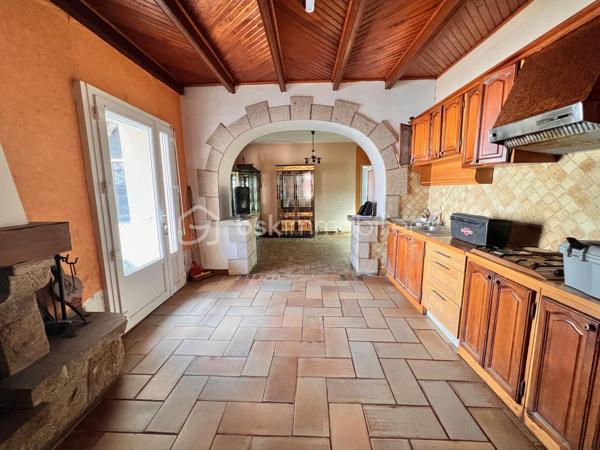 Châteaulin – Maison de 85 m² avec local commercial de 100 m²

Idéalement situé à Châteaulin, à quelques minutes à pied du centre-bourg, cet ensemble immobilier offre une belle opportunité pour un artisan, un commerçant, une profession libérale ou un investisseur souhaitant associer activité professionnelle et habitation.

La partie habitation, d'une superficie d'environ 85 m², comprend 3 chambres et un garage de 22m2, offrant un cadre de vie pratique.

Attenant à la maison, le local commercial d'environ 100 m² se compose de deux espaces distincts :

- un magasin avec bureau, idéal pour l'accueil de la clientèle,
- un atelier, parfaitement adapté à une activité artisanale, de stockage ou de production.

À l'extérieur, plusieurs places de stationnement privatives facilitent l'accueil de la clientèle comme le stationnement des occupants.

Son emplacement constitue un véritable atout : implanté sur un axe passant Châteaulin–Crozon, le bien bénéficie d'une très bonne visibilité, tout en restant proche des commerces et services accessibles à pied.

Un bien rare offrant de nombreuses possibilités d'exploitation. À découvrir sans tarder !
