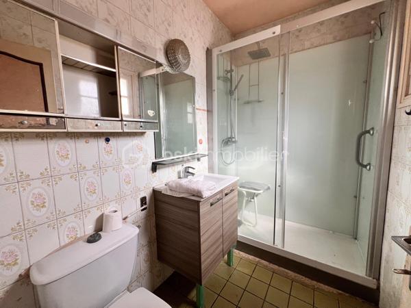 Châteaulin – Maison de 85 m² avec local commercial de 100 m²

Idéalement situé à Châteaulin, à quelques minutes à pied du centre-bourg, cet ensemble immobilier offre une belle opportunité pour un artisan, un commerçant, une profession libérale ou un investisseur souhaitant associer activité professionnelle et habitation.

La partie habitation, d'une superficie d'environ 85 m², comprend 3 chambres et un garage de 22m2, offrant un cadre de vie pratique.

Attenant à la maison, le local commercial d'environ 100 m² se compose de deux espaces distincts :

- un magasin avec bureau, idéal pour l'accueil de la clientèle,
- un atelier, parfaitement adapté à une activité artisanale, de stockage ou de production.

À l'extérieur, plusieurs places de stationnement privatives facilitent l'accueil de la clientèle comme le stationnement des occupants.

Son emplacement constitue un véritable atout : implanté sur un axe passant Châteaulin–Crozon, le bien bénéficie d'une très bonne visibilité, tout en restant proche des commerces et services accessibles à pied.

Un bien rare offrant de nombreuses possibilités d'exploitation. À découvrir sans tarder !