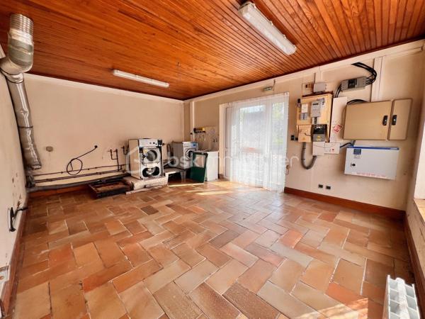 Châteaulin – Maison de 85 m² avec local commercial de 100 m²

Idéalement situé à Châteaulin, à quelques minutes à pied du centre-bourg, cet ensemble immobilier offre une belle opportunité pour un artisan, un commerçant, une profession libérale ou un investisseur souhaitant associer activité professionnelle et habitation.

La partie habitation, d'une superficie d'environ 85 m², comprend 3 chambres et un garage de 22m2, offrant un cadre de vie pratique.

Attenant à la maison, le local commercial d'environ 100 m² se compose de deux espaces distincts :

- un magasin avec bureau, idéal pour l'accueil de la clientèle,
- un atelier, parfaitement adapté à une activité artisanale, de stockage ou de production.

À l'extérieur, plusieurs places de stationnement privatives facilitent l'accueil de la clientèle comme le stationnement des occupants.

Son emplacement constitue un véritable atout : implanté sur un axe passant Châteaulin–Crozon, le bien bénéficie d'une très bonne visibilité, tout en restant proche des commerces et services accessibles à pied.

Un bien rare offrant de nombreuses possibilités d'exploitation. À découvrir sans tarder !
