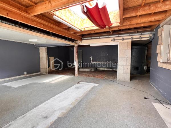 Châteaulin – Maison de 85 m² avec local commercial de 100 m²

Idéalement situé à Châteaulin, à quelques minutes à pied du centre-bourg, cet ensemble immobilier offre une belle opportunité pour un artisan, un commerçant, une profession libérale ou un investisseur souhaitant associer activité professionnelle et habitation.

La partie habitation, d'une superficie d'environ 85 m², comprend 3 chambres et un garage de 22m2, offrant un cadre de vie pratique.

Attenant à la maison, le local commercial d'environ 100 m² se compose de deux espaces distincts :

- un magasin avec bureau, idéal pour l'accueil de la clientèle,
- un atelier, parfaitement adapté à une activité artisanale, de stockage ou de production.

À l'extérieur, plusieurs places de stationnement privatives facilitent l'accueil de la clientèle comme le stationnement des occupants.

Son emplacement constitue un véritable atout : implanté sur un axe passant Châteaulin–Crozon, le bien bénéficie d'une très bonne visibilité, tout en restant proche des commerces et services accessibles à pied.

Un bien rare offrant de nombreuses possibilités d'exploitation. À découvrir sans tarder !