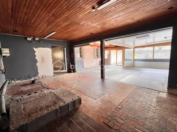 Châteaulin – Maison de 85 m² avec local commercial de 100 m²

Idéalement situé à Châteaulin, à quelques minutes à pied du centre-bourg, cet ensemble immobilier offre une belle opportunité pour un artisan, un commerçant, une profession libérale ou un investisseur souhaitant associer activité professionnelle et habitation.

La partie habitation, d'une superficie d'environ 85 m², comprend 3 chambres et un garage de 22m2, offrant un cadre de vie pratique.

Attenant à la maison, le local commercial d'environ 100 m² se compose de deux espaces distincts :

- un magasin avec bureau, idéal pour l'accueil de la clientèle,
- un atelier, parfaitement adapté à une activité artisanale, de stockage ou de production.

À l'extérieur, plusieurs places de stationnement privatives facilitent l'accueil de la clientèle comme le stationnement des occupants.

Son emplacement constitue un véritable atout : implanté sur un axe passant Châteaulin–Crozon, le bien bénéficie d'une très bonne visibilité, tout en restant proche des commerces et services accessibles à pied.

Un bien rare offrant de nombreuses possibilités d'exploitation. À découvrir sans tarder !