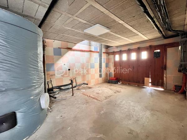 Châteaulin – Maison de 85 m² avec local commercial de 100 m²

Idéalement situé à Châteaulin, à quelques minutes à pied du centre-bourg, cet ensemble immobilier offre une belle opportunité pour un artisan, un commerçant, une profession libérale ou un investisseur souhaitant associer activité professionnelle et habitation.

La partie habitation, d'une superficie d'environ 85 m², comprend 3 chambres et un garage de 22m2, offrant un cadre de vie pratique.

Attenant à la maison, le local commercial d'environ 100 m² se compose de deux espaces distincts :

- un magasin avec bureau, idéal pour l'accueil de la clientèle,
- un atelier, parfaitement adapté à une activité artisanale, de stockage ou de production.

À l'extérieur, plusieurs places de stationnement privatives facilitent l'accueil de la clientèle comme le stationnement des occupants.

Son emplacement constitue un véritable atout : implanté sur un axe passant Châteaulin–Crozon, le bien bénéficie d'une très bonne visibilité, tout en restant proche des commerces et services accessibles à pied.

Un bien rare offrant de nombreuses possibilités d'exploitation. À découvrir sans tarder !