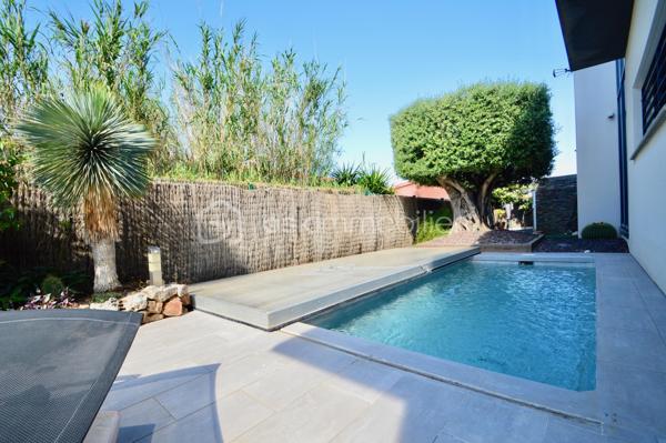À Torreilles et à proximité de la plage, découvrez cette superbe villa 4 faces, 180 m2 habitable, édifiée sur une parcelle arborée de 590 m², offrant un cadre de vie rare alliant modernité, confort et sérénité, sans aucun vis-à-vis.
Dès l’extérieur, vous serez séduit par une magnifique terrasse de 70 m² avec piscine de style balinais ainsi qu’une pergola bioclimatique de 20 m² équipée de stores et d’un éclairage LED. Le jardin paysagé, facile d’entretien, invite à la détente dans un environnement calme et verdoyant. Deux places de stationnement avec borne de recharge pour véhicule électrique complètent l’ensemble.
Au rez-de-chaussée, une pièce de vie spectaculaire de 70 m², baignée de lumière, accueille salon, salle à manger et une cuisine italienne haut de gamme signée Lago. Une baie vitrée à galandage offre une ouverture totale sur l’extérieur. Un garage de 30 m² complète ce niveau.
À l’étage, vous trouverez un second salon de 35 m² modulable en chambres supplémentaires, une suite parentale de 30 m² avec dressings et salle d’eau, deux chambres de 13 m² et une seconde salle d’eau.
Prestations haut de gamme : climatisation gainable, alarme complète, aspiration centralisée, adoucisseur d’eau, et un mur de verre pleine hauteur offrant une luminosité exceptionnelle et une vue dégagée sur le Canigou.
Un bien d’exception, prêt à vivre.