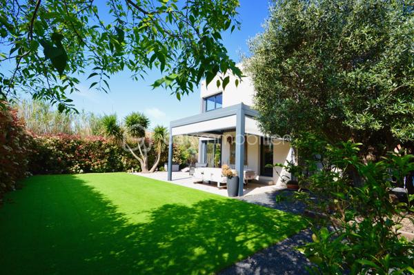 À Torreilles et à proximité de la plage, découvrez cette superbe villa 4 faces, 180 m2 habitable, édifiée sur une parcelle arborée de 590 m², offrant un cadre de vie rare alliant modernité, confort et sérénité, sans aucun vis-à-vis.
Dès l’extérieur, vous serez séduit par une magnifique terrasse de 70 m² avec piscine de style balinais ainsi qu’une pergola bioclimatique de 20 m² équipée de stores et d’un éclairage LED. Le jardin paysagé, facile d’entretien, invite à la détente dans un environnement calme et verdoyant. Deux places de stationnement avec borne de recharge pour véhicule électrique complètent l’ensemble.
Au rez-de-chaussée, une pièce de vie spectaculaire de 70 m², baignée de lumière, accueille salon, salle à manger et une cuisine italienne haut de gamme signée Lago. Une baie vitrée à galandage offre une ouverture totale sur l’extérieur. Un garage de 30 m² complète ce niveau.
À l’étage, vous trouverez un second salon de 35 m² modulable en chambres supplémentaires, une suite parentale de 30 m² avec dressings et salle d’eau, deux chambres de 13 m² et une seconde salle d’eau.
Prestations haut de gamme : climatisation gainable, alarme complète, aspiration centralisée, adoucisseur d’eau, et un mur de verre pleine hauteur offrant une luminosité exceptionnelle et une vue dégagée sur le Canigou.
Un bien d’exception, prêt à vivre.
