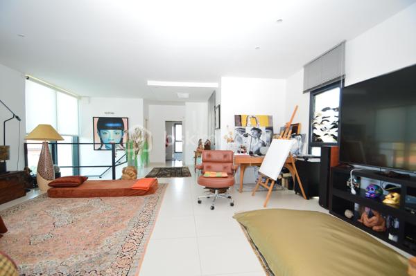 À Torreilles et à proximité de la plage, découvrez cette superbe villa 4 faces, 180 m2 habitable, édifiée sur une parcelle arborée de 590 m², offrant un cadre de vie rare alliant modernité, confort et sérénité, sans aucun vis-à-vis.
Dès l’extérieur, vous serez séduit par une magnifique terrasse de 70 m² avec piscine de style balinais ainsi qu’une pergola bioclimatique de 20 m² équipée de stores et d’un éclairage LED. Le jardin paysagé, facile d’entretien, invite à la détente dans un environnement calme et verdoyant. Deux places de stationnement avec borne de recharge pour véhicule électrique complètent l’ensemble.
Au rez-de-chaussée, une pièce de vie spectaculaire de 70 m², baignée de lumière, accueille salon, salle à manger et une cuisine italienne haut de gamme signée Lago. Une baie vitrée à galandage offre une ouverture totale sur l’extérieur. Un garage de 30 m² complète ce niveau.
À l’étage, vous trouverez un second salon de 35 m² modulable en chambres supplémentaires, une suite parentale de 30 m² avec dressings et salle d’eau, deux chambres de 13 m² et une seconde salle d’eau.
Prestations haut de gamme : climatisation gainable, alarme complète, aspiration centralisée, adoucisseur d’eau, et un mur de verre pleine hauteur offrant une luminosité exceptionnelle et une vue dégagée sur le Canigou.
Un bien d’exception, prêt à vivre.