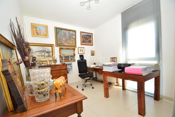 À Torreilles et à proximité de la plage, découvrez cette superbe villa 4 faces, 180 m2 habitable, édifiée sur une parcelle arborée de 590 m², offrant un cadre de vie rare alliant modernité, confort et sérénité, sans aucun vis-à-vis.
Dès l’extérieur, vous serez séduit par une magnifique terrasse de 70 m² avec piscine de style balinais ainsi qu’une pergola bioclimatique de 20 m² équipée de stores et d’un éclairage LED. Le jardin paysagé, facile d’entretien, invite à la détente dans un environnement calme et verdoyant. Deux places de stationnement avec borne de recharge pour véhicule électrique complètent l’ensemble.
Au rez-de-chaussée, une pièce de vie spectaculaire de 70 m², baignée de lumière, accueille salon, salle à manger et une cuisine italienne haut de gamme signée Lago. Une baie vitrée à galandage offre une ouverture totale sur l’extérieur. Un garage de 30 m² complète ce niveau.
À l’étage, vous trouverez un second salon de 35 m² modulable en chambres supplémentaires, une suite parentale de 30 m² avec dressings et salle d’eau, deux chambres de 13 m² et une seconde salle d’eau.
Prestations haut de gamme : climatisation gainable, alarme complète, aspiration centralisée, adoucisseur d’eau, et un mur de verre pleine hauteur offrant une luminosité exceptionnelle et une vue dégagée sur le Canigou.
Un bien d’exception, prêt à vivre.
