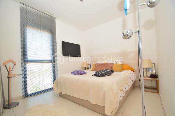À Torreilles et à proximité de la plage, découvrez cette superbe villa 4 faces, 180 m2 habitable, édifiée sur une parcelle arborée de 590 m², offrant un cadre de vie rare alliant modernité, confort et sérénité, sans aucun vis-à-vis.
Dès l’extérieur, vous serez séduit par une magnifique terrasse de 70 m² avec piscine de style balinais ainsi qu’une pergola bioclimatique de 20 m² équipée de stores et d’un éclairage LED. Le jardin paysagé, facile d’entretien, invite à la détente dans un environnement calme et verdoyant. Deux places de stationnement avec borne de recharge pour véhicule électrique complètent l’ensemble.
Au rez-de-chaussée, une pièce de vie spectaculaire de 70 m², baignée de lumière, accueille salon, salle à manger et une cuisine italienne haut de gamme signée Lago. Une baie vitrée à galandage offre une ouverture totale sur l’extérieur. Un garage de 30 m² complète ce niveau.
À l’étage, vous trouverez un second salon de 35 m² modulable en chambres supplémentaires, une suite parentale de 30 m² avec dressings et salle d’eau, deux chambres de 13 m² et une seconde salle d’eau.
Prestations haut de gamme : climatisation gainable, alarme complète, aspiration centralisée, adoucisseur d’eau, et un mur de verre pleine hauteur offrant une luminosité exceptionnelle et une vue dégagée sur le Canigou.
Un bien d’exception, prêt à vivre.