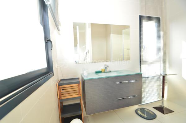 À Torreilles et à proximité de la plage, découvrez cette superbe villa 4 faces, 180 m2 habitable, édifiée sur une parcelle arborée de 590 m², offrant un cadre de vie rare alliant modernité, confort et sérénité, sans aucun vis-à-vis.
Dès l’extérieur, vous serez séduit par une magnifique terrasse de 70 m² avec piscine de style balinais ainsi qu’une pergola bioclimatique de 20 m² équipée de stores et d’un éclairage LED. Le jardin paysagé, facile d’entretien, invite à la détente dans un environnement calme et verdoyant. Deux places de stationnement avec borne de recharge pour véhicule électrique complètent l’ensemble.
Au rez-de-chaussée, une pièce de vie spectaculaire de 70 m², baignée de lumière, accueille salon, salle à manger et une cuisine italienne haut de gamme signée Lago. Une baie vitrée à galandage offre une ouverture totale sur l’extérieur. Un garage de 30 m² complète ce niveau.
À l’étage, vous trouverez un second salon de 35 m² modulable en chambres supplémentaires, une suite parentale de 30 m² avec dressings et salle d’eau, deux chambres de 13 m² et une seconde salle d’eau.
Prestations haut de gamme : climatisation gainable, alarme complète, aspiration centralisée, adoucisseur d’eau, et un mur de verre pleine hauteur offrant une luminosité exceptionnelle et une vue dégagée sur le Canigou.
Un bien d’exception, prêt à vivre.