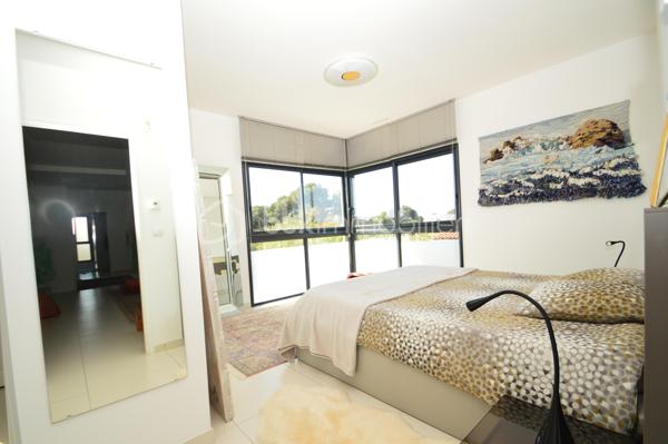 À Torreilles et à proximité de la plage, découvrez cette superbe villa 4 faces, 180 m2 habitable, édifiée sur une parcelle arborée de 590 m², offrant un cadre de vie rare alliant modernité, confort et sérénité, sans aucun vis-à-vis.
Dès l’extérieur, vous serez séduit par une magnifique terrasse de 70 m² avec piscine de style balinais ainsi qu’une pergola bioclimatique de 20 m² équipée de stores et d’un éclairage LED. Le jardin paysagé, facile d’entretien, invite à la détente dans un environnement calme et verdoyant. Deux places de stationnement avec borne de recharge pour véhicule électrique complètent l’ensemble.
Au rez-de-chaussée, une pièce de vie spectaculaire de 70 m², baignée de lumière, accueille salon, salle à manger et une cuisine italienne haut de gamme signée Lago. Une baie vitrée à galandage offre une ouverture totale sur l’extérieur. Un garage de 30 m² complète ce niveau.
À l’étage, vous trouverez un second salon de 35 m² modulable en chambres supplémentaires, une suite parentale de 30 m² avec dressings et salle d’eau, deux chambres de 13 m² et une seconde salle d’eau.
Prestations haut de gamme : climatisation gainable, alarme complète, aspiration centralisée, adoucisseur d’eau, et un mur de verre pleine hauteur offrant une luminosité exceptionnelle et une vue dégagée sur le Canigou.
Un bien d’exception, prêt à vivre.