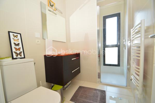 À Torreilles et à proximité de la plage, découvrez cette superbe villa 4 faces, 180 m2 habitable, édifiée sur une parcelle arborée de 590 m², offrant un cadre de vie rare alliant modernité, confort et sérénité, sans aucun vis-à-vis.
Dès l’extérieur, vous serez séduit par une magnifique terrasse de 70 m² avec piscine de style balinais ainsi qu’une pergola bioclimatique de 20 m² équipée de stores et d’un éclairage LED. Le jardin paysagé, facile d’entretien, invite à la détente dans un environnement calme et verdoyant. Deux places de stationnement avec borne de recharge pour véhicule électrique complètent l’ensemble.
Au rez-de-chaussée, une pièce de vie spectaculaire de 70 m², baignée de lumière, accueille salon, salle à manger et une cuisine italienne haut de gamme signée Lago. Une baie vitrée à galandage offre une ouverture totale sur l’extérieur. Un garage de 30 m² complète ce niveau.
À l’étage, vous trouverez un second salon de 35 m² modulable en chambres supplémentaires, une suite parentale de 30 m² avec dressings et salle d’eau, deux chambres de 13 m² et une seconde salle d’eau.
Prestations haut de gamme : climatisation gainable, alarme complète, aspiration centralisée, adoucisseur d’eau, et un mur de verre pleine hauteur offrant une luminosité exceptionnelle et une vue dégagée sur le Canigou.
Un bien d’exception, prêt à vivre.