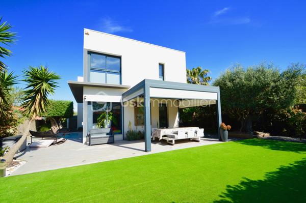 À Torreilles et à proximité de la plage, découvrez cette superbe villa 4 faces, 180 m2 habitable, édifiée sur une parcelle arborée de 590 m², offrant un cadre de vie rare alliant modernité, confort et sérénité, sans aucun vis-à-vis.
Dès l’extérieur, vous serez séduit par une magnifique terrasse de 70 m² avec piscine de style balinais ainsi qu’une pergola bioclimatique de 20 m² équipée de stores et d’un éclairage LED. Le jardin paysagé, facile d’entretien, invite à la détente dans un environnement calme et verdoyant. Deux places de stationnement avec borne de recharge pour véhicule électrique complètent l’ensemble.
Au rez-de-chaussée, une pièce de vie spectaculaire de 70 m², baignée de lumière, accueille salon, salle à manger et une cuisine italienne haut de gamme signée Lago. Une baie vitrée à galandage offre une ouverture totale sur l’extérieur. Un garage de 30 m² complète ce niveau.
À l’étage, vous trouverez un second salon de 35 m² modulable en chambres supplémentaires, une suite parentale de 30 m² avec dressings et salle d’eau, deux chambres de 13 m² et une seconde salle d’eau.
Prestations haut de gamme : climatisation gainable, alarme complète, aspiration centralisée, adoucisseur d’eau, et un mur de verre pleine hauteur offrant une luminosité exceptionnelle et une vue dégagée sur le Canigou.
Un bien d’exception, prêt à vivre.