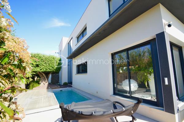 À Torreilles et à proximité de la plage, découvrez cette superbe villa 4 faces, 180 m2 habitable, édifiée sur une parcelle arborée de 590 m², offrant un cadre de vie rare alliant modernité, confort et sérénité, sans aucun vis-à-vis.
Dès l’extérieur, vous serez séduit par une magnifique terrasse de 70 m² avec piscine de style balinais ainsi qu’une pergola bioclimatique de 20 m² équipée de stores et d’un éclairage LED. Le jardin paysagé, facile d’entretien, invite à la détente dans un environnement calme et verdoyant. Deux places de stationnement avec borne de recharge pour véhicule électrique complètent l’ensemble.
Au rez-de-chaussée, une pièce de vie spectaculaire de 70 m², baignée de lumière, accueille salon, salle à manger et une cuisine italienne haut de gamme signée Lago. Une baie vitrée à galandage offre une ouverture totale sur l’extérieur. Un garage de 30 m² complète ce niveau.
À l’étage, vous trouverez un second salon de 35 m² modulable en chambres supplémentaires, une suite parentale de 30 m² avec dressings et salle d’eau, deux chambres de 13 m² et une seconde salle d’eau.
Prestations haut de gamme : climatisation gainable, alarme complète, aspiration centralisée, adoucisseur d’eau, et un mur de verre pleine hauteur offrant une luminosité exceptionnelle et une vue dégagée sur le Canigou.
Un bien d’exception, prêt à vivre.