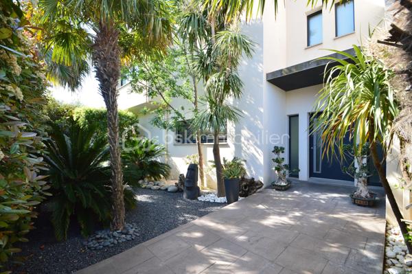 À Torreilles et à proximité de la plage, découvrez cette superbe villa 4 faces, 180 m2 habitable, édifiée sur une parcelle arborée de 590 m², offrant un cadre de vie rare alliant modernité, confort et sérénité, sans aucun vis-à-vis.
Dès l’extérieur, vous serez séduit par une magnifique terrasse de 70 m² avec piscine de style balinais ainsi qu’une pergola bioclimatique de 20 m² équipée de stores et d’un éclairage LED. Le jardin paysagé, facile d’entretien, invite à la détente dans un environnement calme et verdoyant. Deux places de stationnement avec borne de recharge pour véhicule électrique complètent l’ensemble.
Au rez-de-chaussée, une pièce de vie spectaculaire de 70 m², baignée de lumière, accueille salon, salle à manger et une cuisine italienne haut de gamme signée Lago. Une baie vitrée à galandage offre une ouverture totale sur l’extérieur. Un garage de 30 m² complète ce niveau.
À l’étage, vous trouverez un second salon de 35 m² modulable en chambres supplémentaires, une suite parentale de 30 m² avec dressings et salle d’eau, deux chambres de 13 m² et une seconde salle d’eau.
Prestations haut de gamme : climatisation gainable, alarme complète, aspiration centralisée, adoucisseur d’eau, et un mur de verre pleine hauteur offrant une luminosité exceptionnelle et une vue dégagée sur le Canigou.
Un bien d’exception, prêt à vivre.