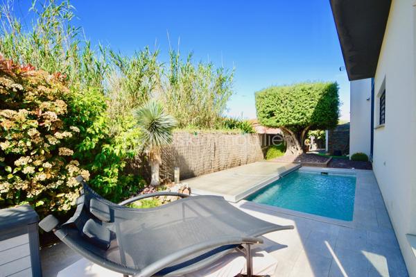 À Torreilles et à proximité de la plage, découvrez cette superbe villa 4 faces, 180 m2 habitable, édifiée sur une parcelle arborée de 590 m², offrant un cadre de vie rare alliant modernité, confort et sérénité, sans aucun vis-à-vis.
Dès l’extérieur, vous serez séduit par une magnifique terrasse de 70 m² avec piscine de style balinais ainsi qu’une pergola bioclimatique de 20 m² équipée de stores et d’un éclairage LED. Le jardin paysagé, facile d’entretien, invite à la détente dans un environnement calme et verdoyant. Deux places de stationnement avec borne de recharge pour véhicule électrique complètent l’ensemble.
Au rez-de-chaussée, une pièce de vie spectaculaire de 70 m², baignée de lumière, accueille salon, salle à manger et une cuisine italienne haut de gamme signée Lago. Une baie vitrée à galandage offre une ouverture totale sur l’extérieur. Un garage de 30 m² complète ce niveau.
À l’étage, vous trouverez un second salon de 35 m² modulable en chambres supplémentaires, une suite parentale de 30 m² avec dressings et salle d’eau, deux chambres de 13 m² et une seconde salle d’eau.
Prestations haut de gamme : climatisation gainable, alarme complète, aspiration centralisée, adoucisseur d’eau, et un mur de verre pleine hauteur offrant une luminosité exceptionnelle et une vue dégagée sur le Canigou.
Un bien d’exception, prêt à vivre.