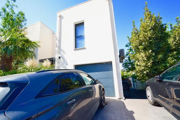 À Torreilles et à proximité de la plage, découvrez cette superbe villa 4 faces, 180 m2 habitable, édifiée sur une parcelle arborée de 590 m², offrant un cadre de vie rare alliant modernité, confort et sérénité, sans aucun vis-à-vis.
Dès l’extérieur, vous serez séduit par une magnifique terrasse de 70 m² avec piscine de style balinais ainsi qu’une pergola bioclimatique de 20 m² équipée de stores et d’un éclairage LED. Le jardin paysagé, facile d’entretien, invite à la détente dans un environnement calme et verdoyant. Deux places de stationnement avec borne de recharge pour véhicule électrique complètent l’ensemble.
Au rez-de-chaussée, une pièce de vie spectaculaire de 70 m², baignée de lumière, accueille salon, salle à manger et une cuisine italienne haut de gamme signée Lago. Une baie vitrée à galandage offre une ouverture totale sur l’extérieur. Un garage de 30 m² complète ce niveau.
À l’étage, vous trouverez un second salon de 35 m² modulable en chambres supplémentaires, une suite parentale de 30 m² avec dressings et salle d’eau, deux chambres de 13 m² et une seconde salle d’eau.
Prestations haut de gamme : climatisation gainable, alarme complète, aspiration centralisée, adoucisseur d’eau, et un mur de verre pleine hauteur offrant une luminosité exceptionnelle et une vue dégagée sur le Canigou.
Un bien d’exception, prêt à vivre.