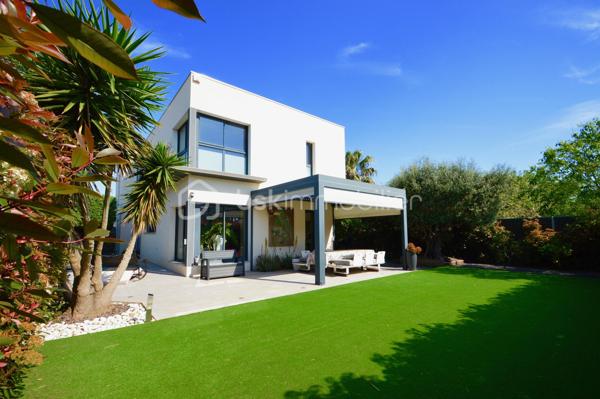 À Torreilles et à proximité de la plage, découvrez cette superbe villa 4 faces, 180 m2 habitable, édifiée sur une parcelle arborée de 590 m², offrant un cadre de vie rare alliant modernité, confort et sérénité, sans aucun vis-à-vis.
Dès l’extérieur, vous serez séduit par une magnifique terrasse de 70 m² avec piscine de style balinais ainsi qu’une pergola bioclimatique de 20 m² équipée de stores et d’un éclairage LED. Le jardin paysagé, facile d’entretien, invite à la détente dans un environnement calme et verdoyant. Deux places de stationnement avec borne de recharge pour véhicule électrique complètent l’ensemble.
Au rez-de-chaussée, une pièce de vie spectaculaire de 70 m², baignée de lumière, accueille salon, salle à manger et une cuisine italienne haut de gamme signée Lago. Une baie vitrée à galandage offre une ouverture totale sur l’extérieur. Un garage de 30 m² complète ce niveau.
À l’étage, vous trouverez un second salon de 35 m² modulable en chambres supplémentaires, une suite parentale de 30 m² avec dressings et salle d’eau, deux chambres de 13 m² et une seconde salle d’eau.
Prestations haut de gamme : climatisation gainable, alarme complète, aspiration centralisée, adoucisseur d’eau, et un mur de verre pleine hauteur offrant une luminosité exceptionnelle et une vue dégagée sur le Canigou.
Un bien d’exception, prêt à vivre.