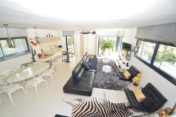 À Torreilles et à proximité de la plage, découvrez cette superbe villa 4 faces, 180 m2 habitable, édifiée sur une parcelle arborée de 590 m², offrant un cadre de vie rare alliant modernité, confort et sérénité, sans aucun vis-à-vis.
Dès l’extérieur, vous serez séduit par une magnifique terrasse de 70 m² avec piscine de style balinais ainsi qu’une pergola bioclimatique de 20 m² équipée de stores et d’un éclairage LED. Le jardin paysagé, facile d’entretien, invite à la détente dans un environnement calme et verdoyant. Deux places de stationnement avec borne de recharge pour véhicule électrique complètent l’ensemble.
Au rez-de-chaussée, une pièce de vie spectaculaire de 70 m², baignée de lumière, accueille salon, salle à manger et une cuisine italienne haut de gamme signée Lago. Une baie vitrée à galandage offre une ouverture totale sur l’extérieur. Un garage de 30 m² complète ce niveau.
À l’étage, vous trouverez un second salon de 35 m² modulable en chambres supplémentaires, une suite parentale de 30 m² avec dressings et salle d’eau, deux chambres de 13 m² et une seconde salle d’eau.
Prestations haut de gamme : climatisation gainable, alarme complète, aspiration centralisée, adoucisseur d’eau, et un mur de verre pleine hauteur offrant une luminosité exceptionnelle et une vue dégagée sur le Canigou.
Un bien d’exception, prêt à vivre.