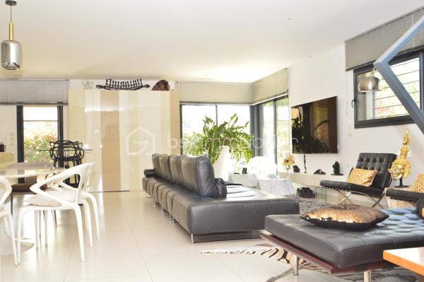 À Torreilles et à proximité de la plage, découvrez cette superbe villa 4 faces, 180 m2 habitable, édifiée sur une parcelle arborée de 590 m², offrant un cadre de vie rare alliant modernité, confort et sérénité, sans aucun vis-à-vis.
Dès l’extérieur, vous serez séduit par une magnifique terrasse de 70 m² avec piscine de style balinais ainsi qu’une pergola bioclimatique de 20 m² équipée de stores et d’un éclairage LED. Le jardin paysagé, facile d’entretien, invite à la détente dans un environnement calme et verdoyant. Deux places de stationnement avec borne de recharge pour véhicule électrique complètent l’ensemble.
Au rez-de-chaussée, une pièce de vie spectaculaire de 70 m², baignée de lumière, accueille salon, salle à manger et une cuisine italienne haut de gamme signée Lago. Une baie vitrée à galandage offre une ouverture totale sur l’extérieur. Un garage de 30 m² complète ce niveau.
À l’étage, vous trouverez un second salon de 35 m² modulable en chambres supplémentaires, une suite parentale de 30 m² avec dressings et salle d’eau, deux chambres de 13 m² et une seconde salle d’eau.
Prestations haut de gamme : climatisation gainable, alarme complète, aspiration centralisée, adoucisseur d’eau, et un mur de verre pleine hauteur offrant une luminosité exceptionnelle et une vue dégagée sur le Canigou.
Un bien d’exception, prêt à vivre.
