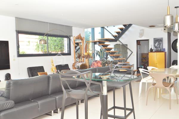 À Torreilles et à proximité de la plage, découvrez cette superbe villa 4 faces, 180 m2 habitable, édifiée sur une parcelle arborée de 590 m², offrant un cadre de vie rare alliant modernité, confort et sérénité, sans aucun vis-à-vis.
Dès l’extérieur, vous serez séduit par une magnifique terrasse de 70 m² avec piscine de style balinais ainsi qu’une pergola bioclimatique de 20 m² équipée de stores et d’un éclairage LED. Le jardin paysagé, facile d’entretien, invite à la détente dans un environnement calme et verdoyant. Deux places de stationnement avec borne de recharge pour véhicule électrique complètent l’ensemble.
Au rez-de-chaussée, une pièce de vie spectaculaire de 70 m², baignée de lumière, accueille salon, salle à manger et une cuisine italienne haut de gamme signée Lago. Une baie vitrée à galandage offre une ouverture totale sur l’extérieur. Un garage de 30 m² complète ce niveau.
À l’étage, vous trouverez un second salon de 35 m² modulable en chambres supplémentaires, une suite parentale de 30 m² avec dressings et salle d’eau, deux chambres de 13 m² et une seconde salle d’eau.
Prestations haut de gamme : climatisation gainable, alarme complète, aspiration centralisée, adoucisseur d’eau, et un mur de verre pleine hauteur offrant une luminosité exceptionnelle et une vue dégagée sur le Canigou.
Un bien d’exception, prêt à vivre.