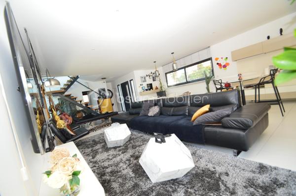À Torreilles et à proximité de la plage, découvrez cette superbe villa 4 faces, 180 m2 habitable, édifiée sur une parcelle arborée de 590 m², offrant un cadre de vie rare alliant modernité, confort et sérénité, sans aucun vis-à-vis.
Dès l’extérieur, vous serez séduit par une magnifique terrasse de 70 m² avec piscine de style balinais ainsi qu’une pergola bioclimatique de 20 m² équipée de stores et d’un éclairage LED. Le jardin paysagé, facile d’entretien, invite à la détente dans un environnement calme et verdoyant. Deux places de stationnement avec borne de recharge pour véhicule électrique complètent l’ensemble.
Au rez-de-chaussée, une pièce de vie spectaculaire de 70 m², baignée de lumière, accueille salon, salle à manger et une cuisine italienne haut de gamme signée Lago. Une baie vitrée à galandage offre une ouverture totale sur l’extérieur. Un garage de 30 m² complète ce niveau.
À l’étage, vous trouverez un second salon de 35 m² modulable en chambres supplémentaires, une suite parentale de 30 m² avec dressings et salle d’eau, deux chambres de 13 m² et une seconde salle d’eau.
Prestations haut de gamme : climatisation gainable, alarme complète, aspiration centralisée, adoucisseur d’eau, et un mur de verre pleine hauteur offrant une luminosité exceptionnelle et une vue dégagée sur le Canigou.
Un bien d’exception, prêt à vivre.