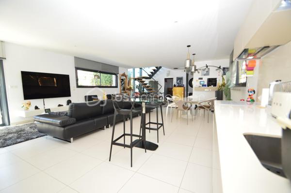 À Torreilles et à proximité de la plage, découvrez cette superbe villa 4 faces, 180 m2 habitable, édifiée sur une parcelle arborée de 590 m², offrant un cadre de vie rare alliant modernité, confort et sérénité, sans aucun vis-à-vis.
Dès l’extérieur, vous serez séduit par une magnifique terrasse de 70 m² avec piscine de style balinais ainsi qu’une pergola bioclimatique de 20 m² équipée de stores et d’un éclairage LED. Le jardin paysagé, facile d’entretien, invite à la détente dans un environnement calme et verdoyant. Deux places de stationnement avec borne de recharge pour véhicule électrique complètent l’ensemble.
Au rez-de-chaussée, une pièce de vie spectaculaire de 70 m², baignée de lumière, accueille salon, salle à manger et une cuisine italienne haut de gamme signée Lago. Une baie vitrée à galandage offre une ouverture totale sur l’extérieur. Un garage de 30 m² complète ce niveau.
À l’étage, vous trouverez un second salon de 35 m² modulable en chambres supplémentaires, une suite parentale de 30 m² avec dressings et salle d’eau, deux chambres de 13 m² et une seconde salle d’eau.
Prestations haut de gamme : climatisation gainable, alarme complète, aspiration centralisée, adoucisseur d’eau, et un mur de verre pleine hauteur offrant une luminosité exceptionnelle et une vue dégagée sur le Canigou.
Un bien d’exception, prêt à vivre.