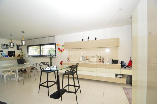 À Torreilles et à proximité de la plage, découvrez cette superbe villa 4 faces, 180 m2 habitable, édifiée sur une parcelle arborée de 590 m², offrant un cadre de vie rare alliant modernité, confort et sérénité, sans aucun vis-à-vis.
Dès l’extérieur, vous serez séduit par une magnifique terrasse de 70 m² avec piscine de style balinais ainsi qu’une pergola bioclimatique de 20 m² équipée de stores et d’un éclairage LED. Le jardin paysagé, facile d’entretien, invite à la détente dans un environnement calme et verdoyant. Deux places de stationnement avec borne de recharge pour véhicule électrique complètent l’ensemble.
Au rez-de-chaussée, une pièce de vie spectaculaire de 70 m², baignée de lumière, accueille salon, salle à manger et une cuisine italienne haut de gamme signée Lago. Une baie vitrée à galandage offre une ouverture totale sur l’extérieur. Un garage de 30 m² complète ce niveau.
À l’étage, vous trouverez un second salon de 35 m² modulable en chambres supplémentaires, une suite parentale de 30 m² avec dressings et salle d’eau, deux chambres de 13 m² et une seconde salle d’eau.
Prestations haut de gamme : climatisation gainable, alarme complète, aspiration centralisée, adoucisseur d’eau, et un mur de verre pleine hauteur offrant une luminosité exceptionnelle et une vue dégagée sur le Canigou.
Un bien d’exception, prêt à vivre.