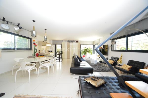 À Torreilles et à proximité de la plage, découvrez cette superbe villa 4 faces, 180 m2 habitable, édifiée sur une parcelle arborée de 590 m², offrant un cadre de vie rare alliant modernité, confort et sérénité, sans aucun vis-à-vis.
Dès l’extérieur, vous serez séduit par une magnifique terrasse de 70 m² avec piscine de style balinais ainsi qu’une pergola bioclimatique de 20 m² équipée de stores et d’un éclairage LED. Le jardin paysagé, facile d’entretien, invite à la détente dans un environnement calme et verdoyant. Deux places de stationnement avec borne de recharge pour véhicule électrique complètent l’ensemble.
Au rez-de-chaussée, une pièce de vie spectaculaire de 70 m², baignée de lumière, accueille salon, salle à manger et une cuisine italienne haut de gamme signée Lago. Une baie vitrée à galandage offre une ouverture totale sur l’extérieur. Un garage de 30 m² complète ce niveau.
À l’étage, vous trouverez un second salon de 35 m² modulable en chambres supplémentaires, une suite parentale de 30 m² avec dressings et salle d’eau, deux chambres de 13 m² et une seconde salle d’eau.
Prestations haut de gamme : climatisation gainable, alarme complète, aspiration centralisée, adoucisseur d’eau, et un mur de verre pleine hauteur offrant une luminosité exceptionnelle et une vue dégagée sur le Canigou.
Un bien d’exception, prêt à vivre.