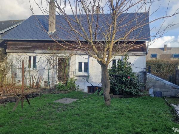 YVETOT centre, maison mitoyenne d'un côté d'~110 m², sur un terrain ~300 m², 3 chambres, 
1 garage.