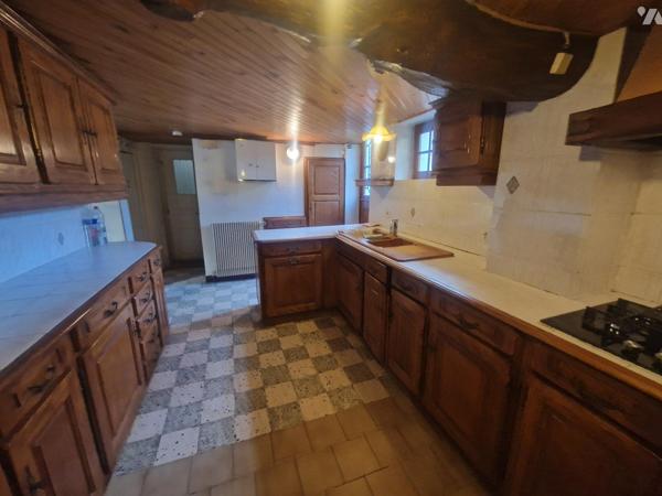 YVETOT centre, maison mitoyenne d'un côté d'~110 m², sur un terrain ~300 m², 3 chambres, 
1 garage.