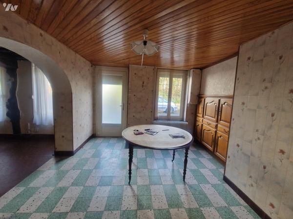 YVETOT centre, maison mitoyenne d'un côté d'~110 m², sur un terrain ~300 m², 3 chambres, 
1 garage.