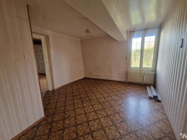 YVETOT centre, maison mitoyenne d'un côté d'~110 m², sur un terrain ~300 m², 3 chambres, 
1 garage.