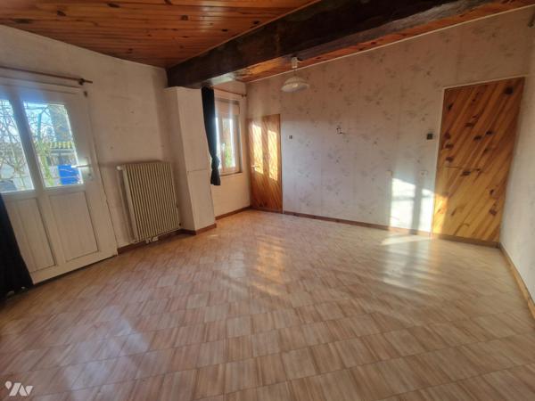 YVETOT centre, maison mitoyenne d'un côté d'~110 m², sur un terrain ~300 m², 3 chambres, 
1 garage.