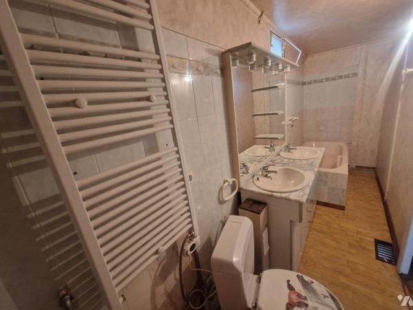 YVETOT centre, maison mitoyenne d'un côté d'~110 m², sur un terrain ~300 m², 3 chambres, 
1 garage.