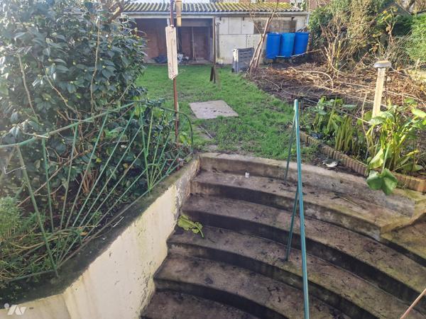 YVETOT centre, maison mitoyenne d'un côté d'~110 m², sur un terrain ~300 m², 3 chambres, 
1 garage.