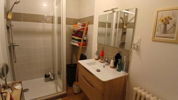 ROYAN 17200. Très bel appartement de 68 m² habitable avec loggia, cave et parking en sous sol.