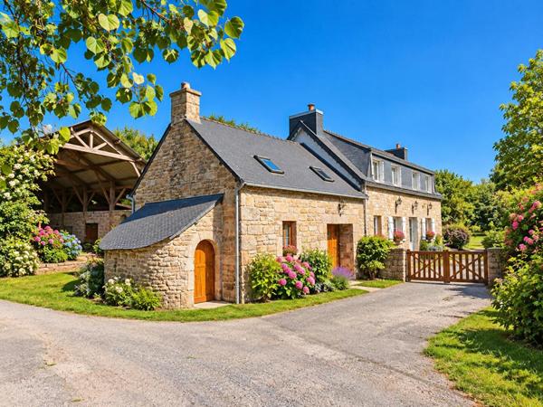 LONGÈRE DE CHARME DE 132 M² - 4 CHAMBRES + STUDIO INDÉPENDANT POSSIBLE - TERRAIN CLOS ET ARBORÉ DE 918 M² - GARAGE