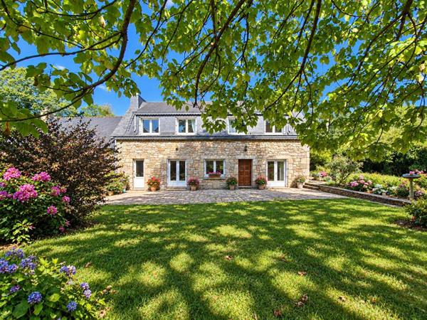 LONGÈRE DE CHARME DE 132 M² - 4 CHAMBRES + STUDIO INDÉPENDANT POSSIBLE - TERRAIN CLOS ET ARBORÉ DE 918 M² - GARAGE