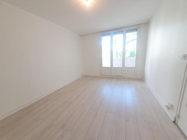 Rue Lacépède. Proche transports et commerces.