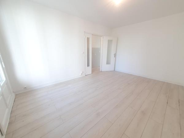 Rue Lacépède. Proche transports et commerces.