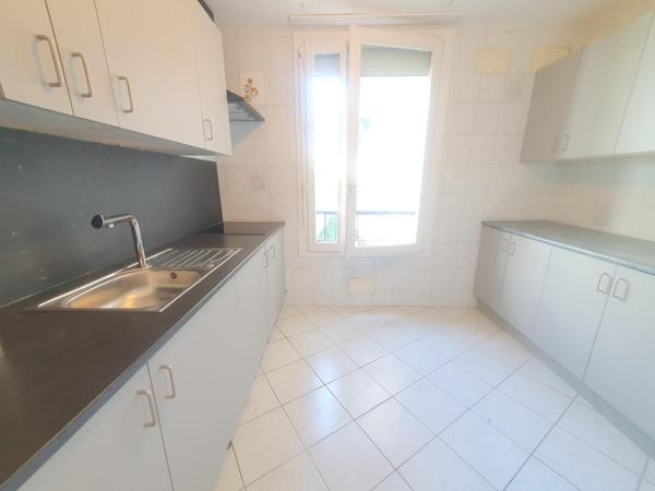 Rue Lacépède. Proche transports et commerces.