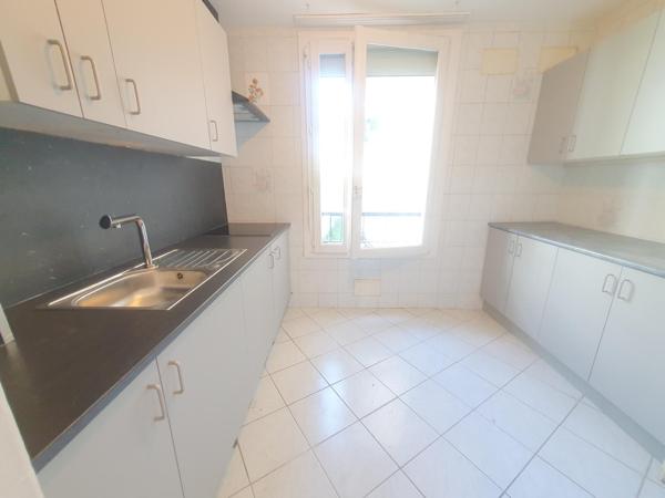 Rue Lacépède. Proche transports et commerces.