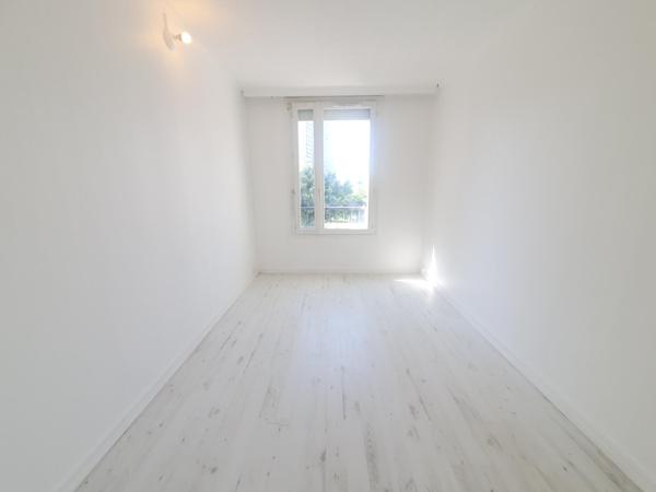 Rue Lacépède. Proche transports et commerces.