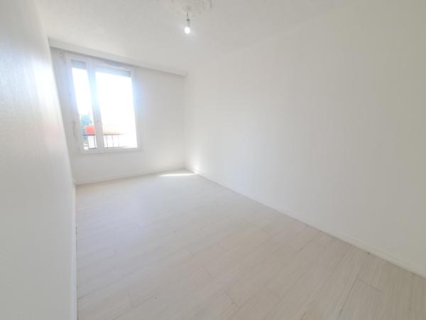 Rue Lacépède. Proche transports et commerces.